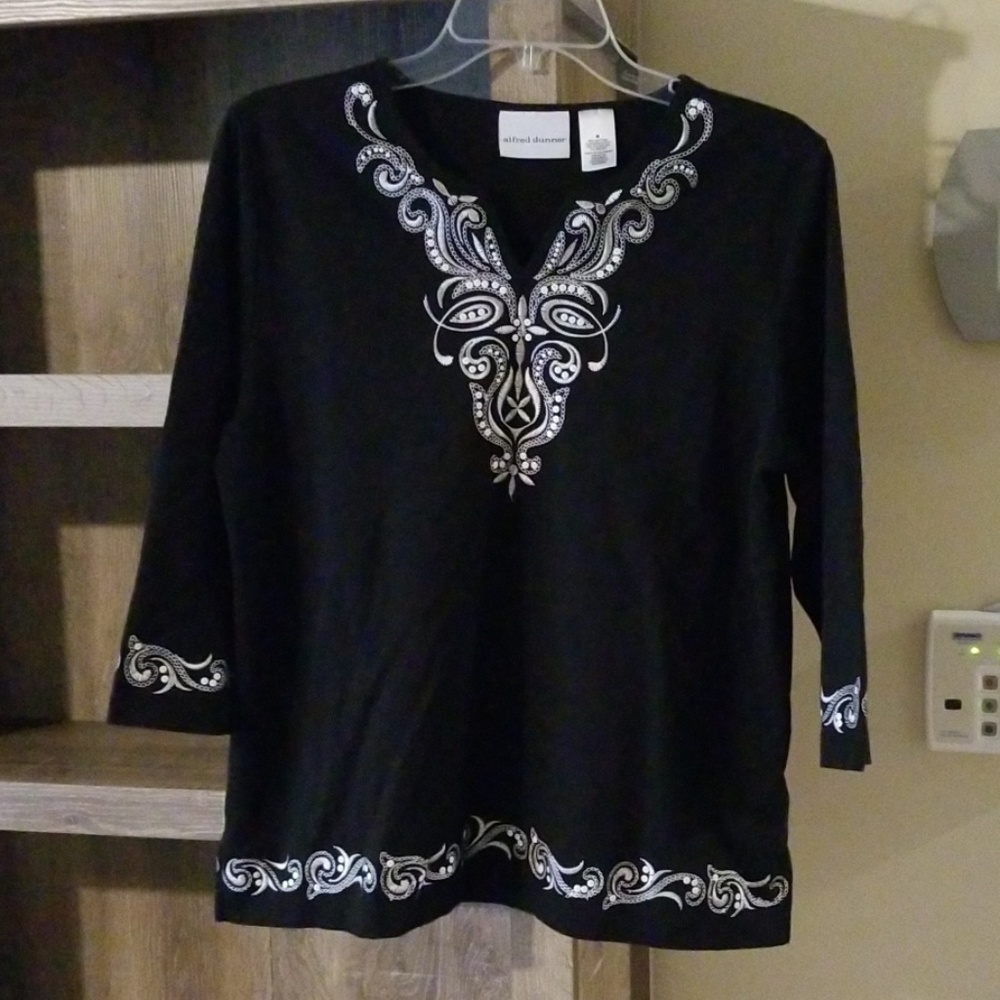 LIKE NEW Embroidered 3/4 Sleeve Top/Medium